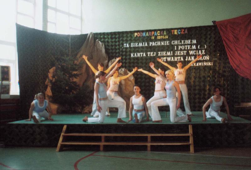 Udany pokaz sportowo-taneczny dziewcząt na scenie szkolnej (kwiecień 2004r.).jpg